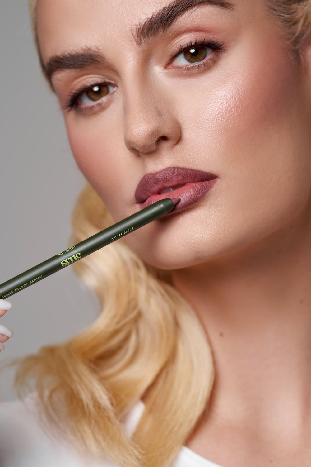 How to Stop Lipstick Bleeding and Feathering
