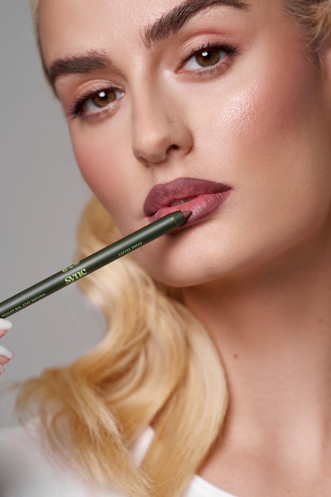 How to Wear a Bold Lip and Keep It Neat — SYNC Beauty journal